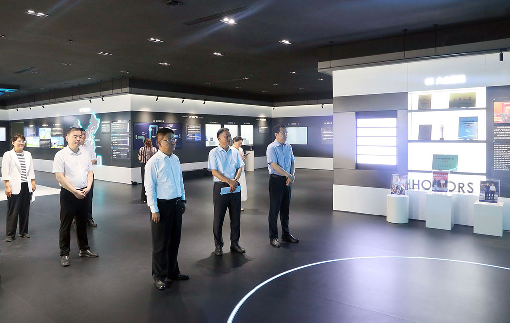 省科技厅厅长-展厅.jpg